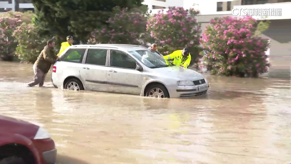 暴雨強襲西班牙東北部　路上車泡水駕駛受困