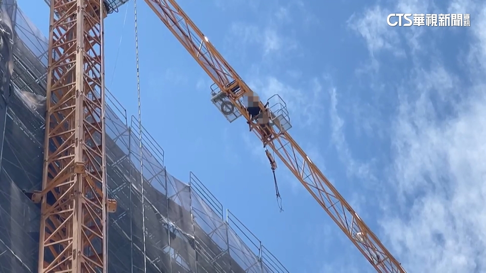 越南移工打黑工怕被抓　竟冒險爬上20樓高吊臂