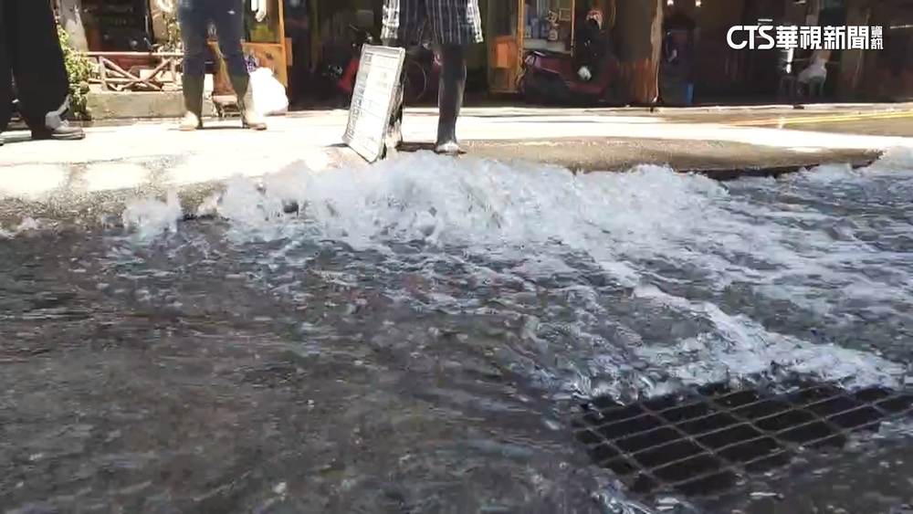 基隆成功一路水管破裂　水淹柏油路如湧泉