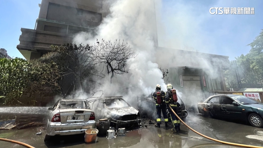 疑天熱長期曝曬　報廢車輛突起火延燒3車