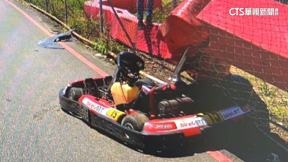 卡丁車衝破賽車場護欄　　保時捷遭撞前保桿毀損