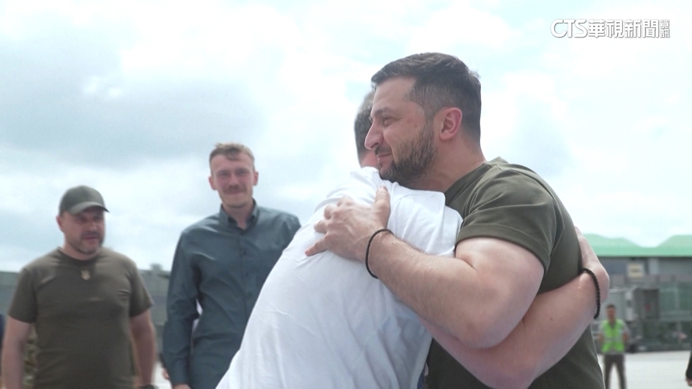 澤倫斯基帶領亞速營戰俘返國　俄羅斯抗議