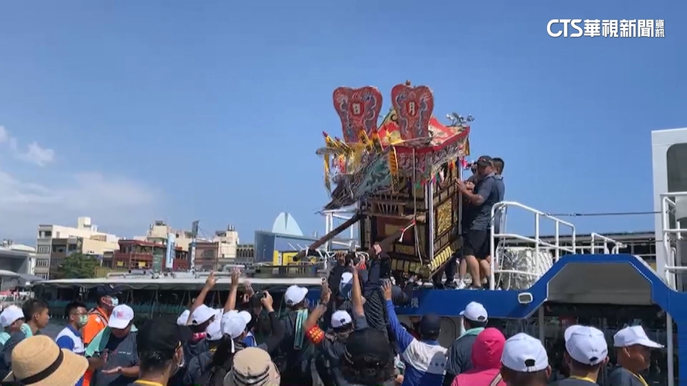 高雄宮廟登小琉球進香　廟方包5艘船載運上千人