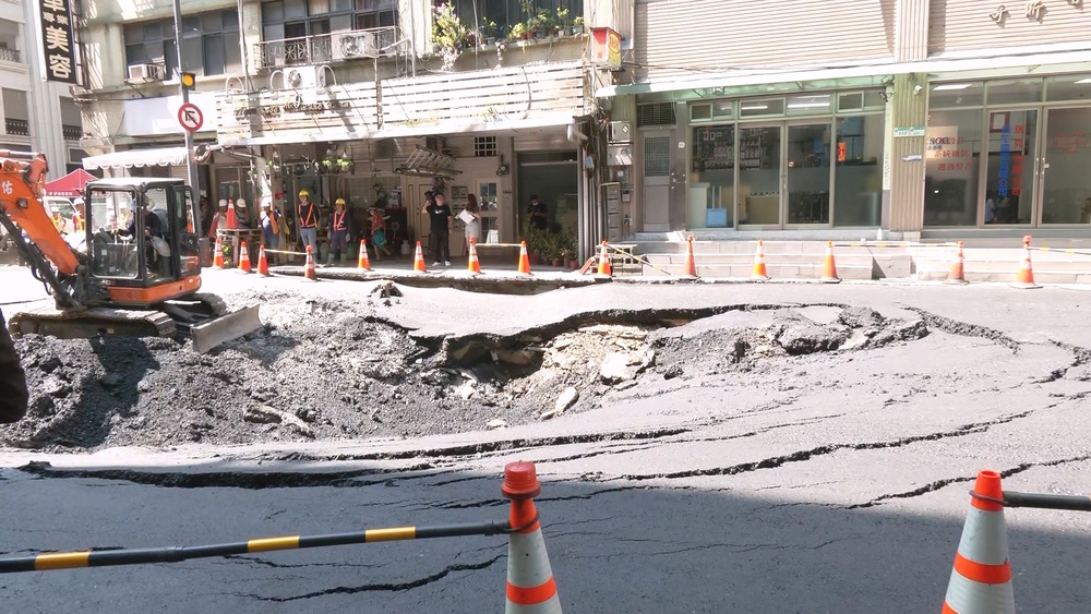 北市南京西路天坑持續擴大 蔣萬安揭「塌陷原因」：深層汙水管破裂