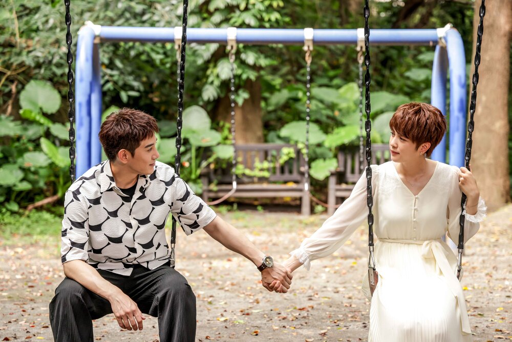 劉奕兒主動親吻張立昂拍告白戲 蚊子、小強群聚圍觀