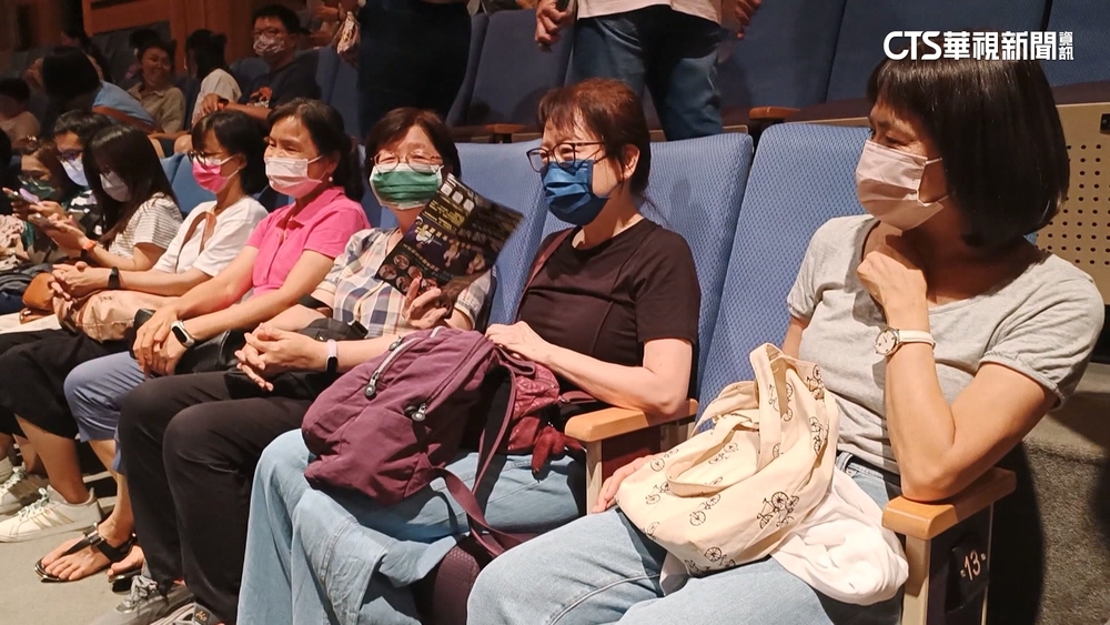 30年舊冷氣吹不涼　台中中山堂千人揮汗看劇