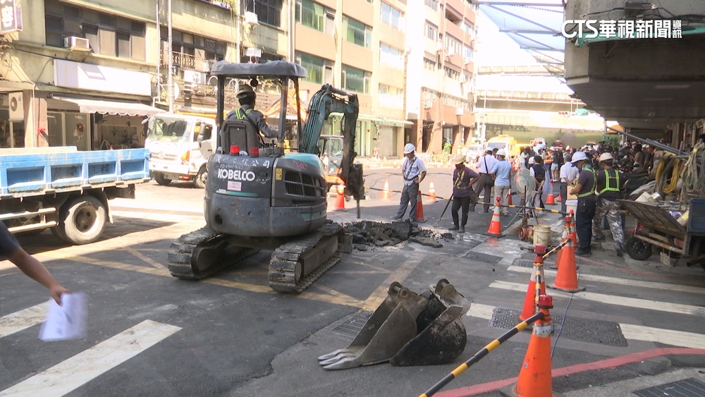 南京西路補好又塌　禍首：淡水河潮汐+污水管滲漏