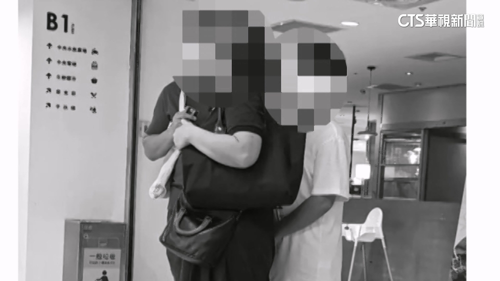 女逛街遭男童兄弟重搥胸　家長袒護：道歉就好