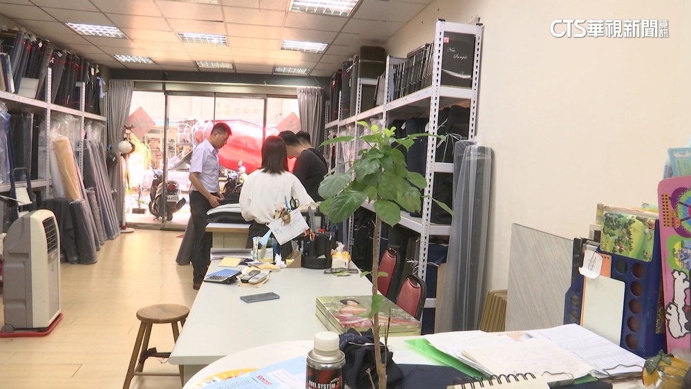 「天坑」影響布行生意　店家憂：老人家取貨繞路危險