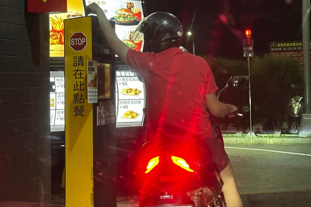 得來速見男子「深情點餐」　引2.4萬網笑：撩點餐姬