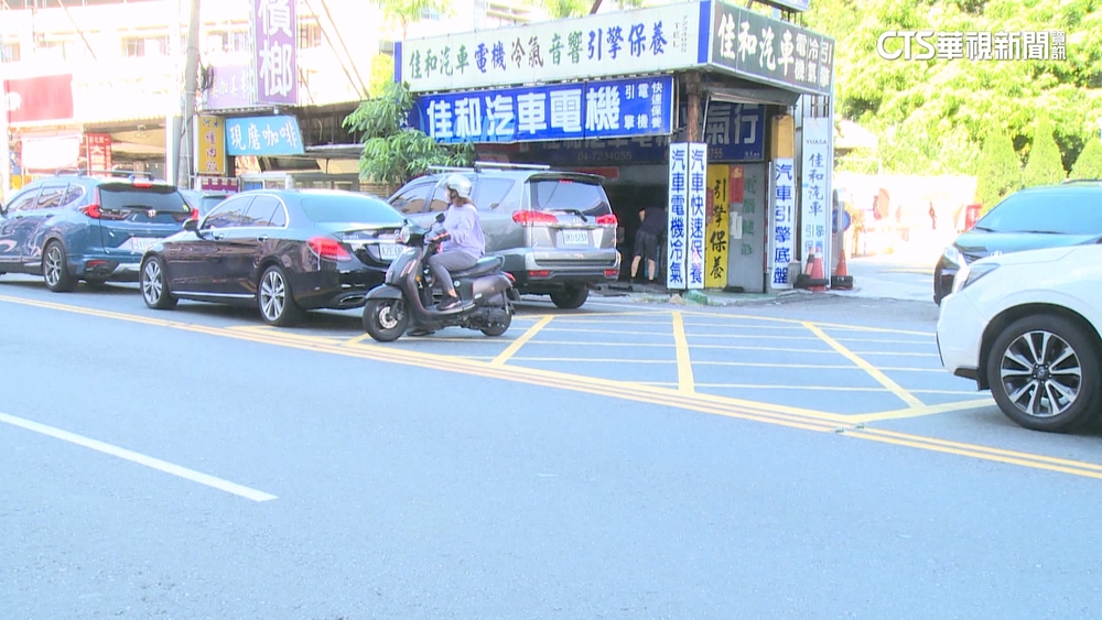 雙黃線緊貼網狀線「看嘸」　民眾挨罰批「搶錢」