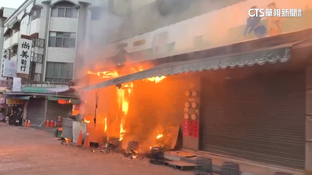 疑店員換瓦斯不慎　霧峰排隊麵線店火燒毀