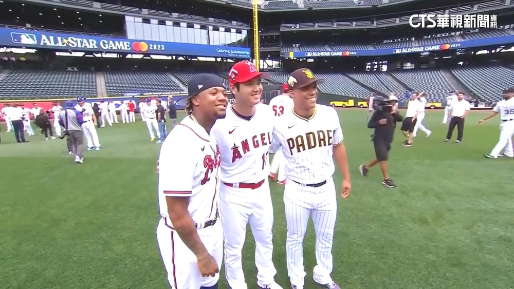 明星賽多休一天　大谷成「觀光客」　球星爭合照
