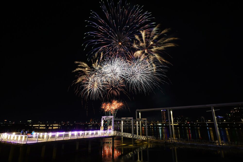 大稻埕夏日節煙火秀湧人潮！防「天坑」施工塞爆 北市府公布最佳路線