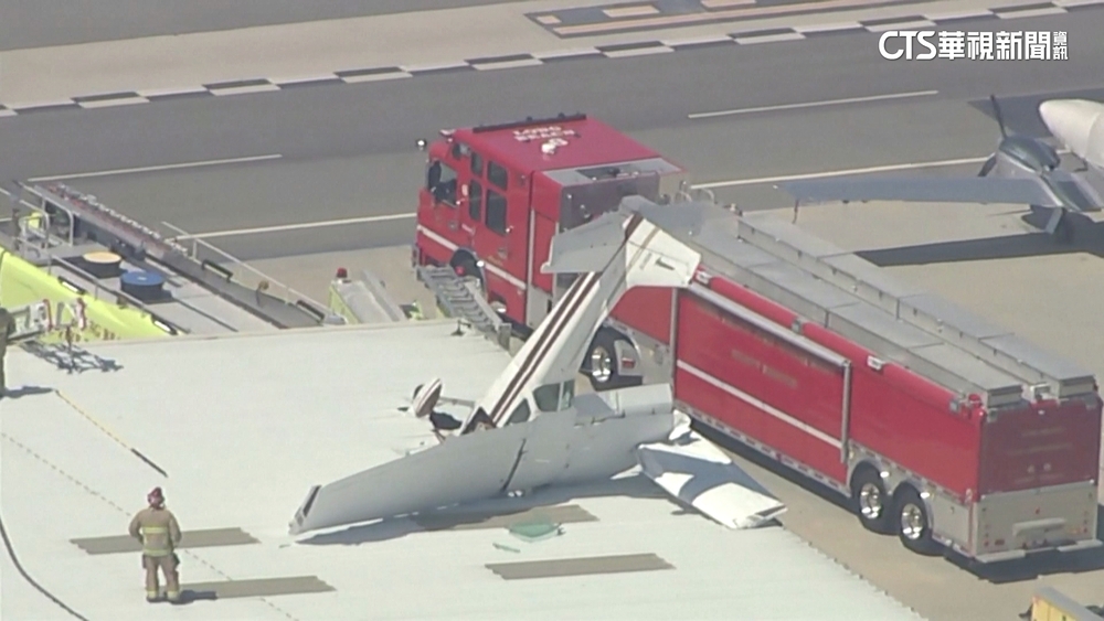 加州小飛機事故　飛機墜毀插進機庫屋頂
