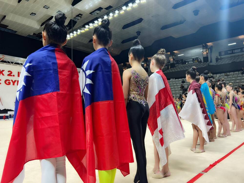 瑞莎領隊赴2國參賽 狂掃19金　小選手披國旗登頒獎台28次 感動一片網