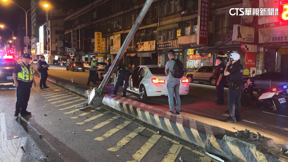 酒駕男躲警失控撞安全島　酒測值0.49送辦