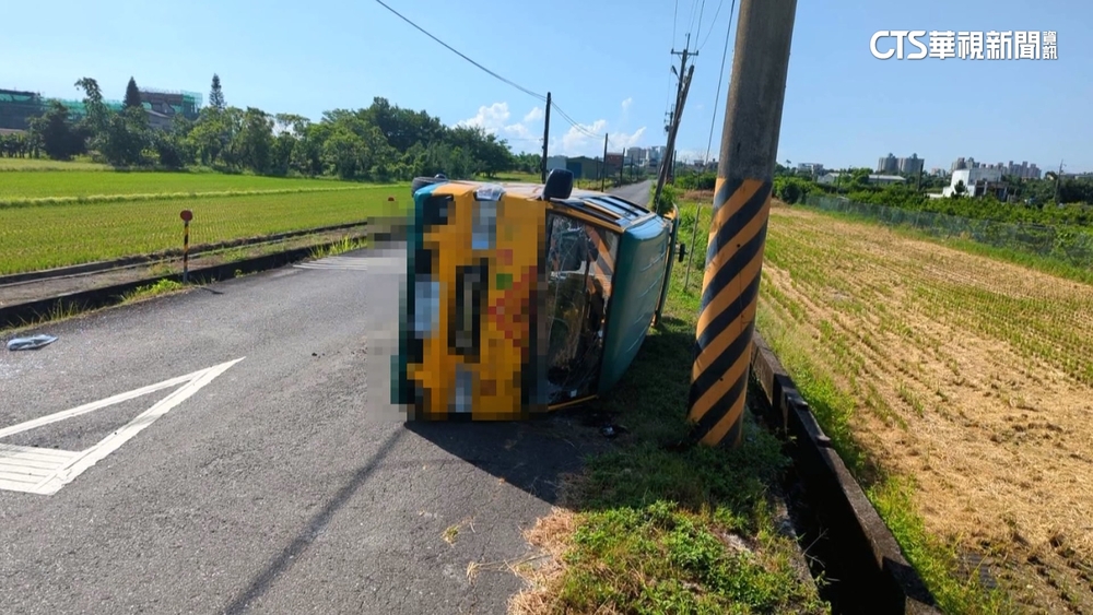 娃娃車擦撞計程車翻覆　上學驚魂13傷！童嚇到哭