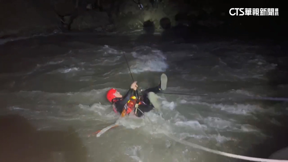 阿里山達娜伊谷溪水暴漲　3男溯溪驚困山壁
