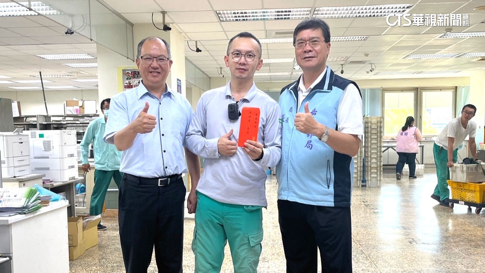 8旬婦疑天熱昏倒！　暖心郵務士全身濕透幫搧風