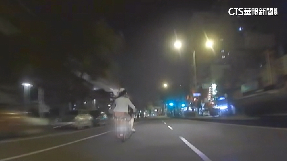 夫妻吵「不停」　躲警逃20公里跨7區　騎到沒油！