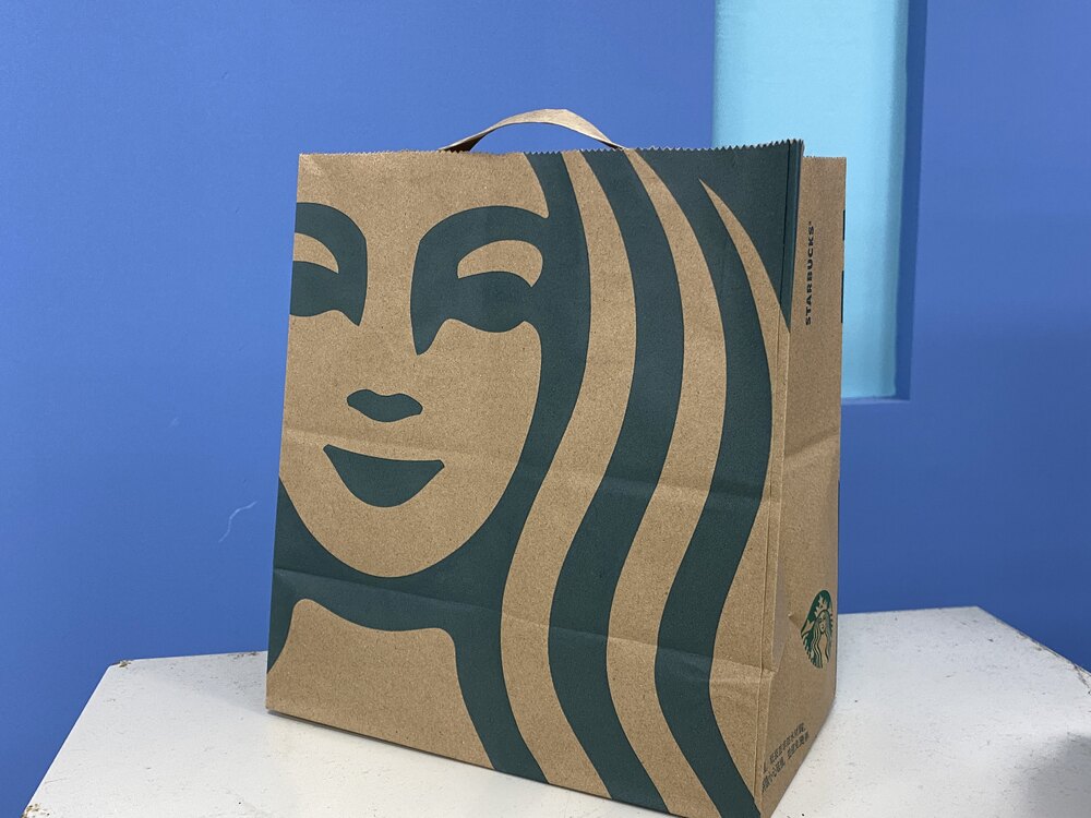 星巴克愛好者注意！8月起停止免費供應紙袋　自行購買1~5元不等