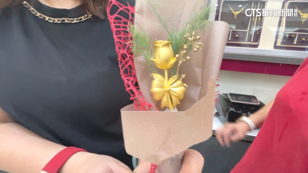 係金ㄟ！　銀樓接董座訂單　造9朵黃金玫瑰送愛妻