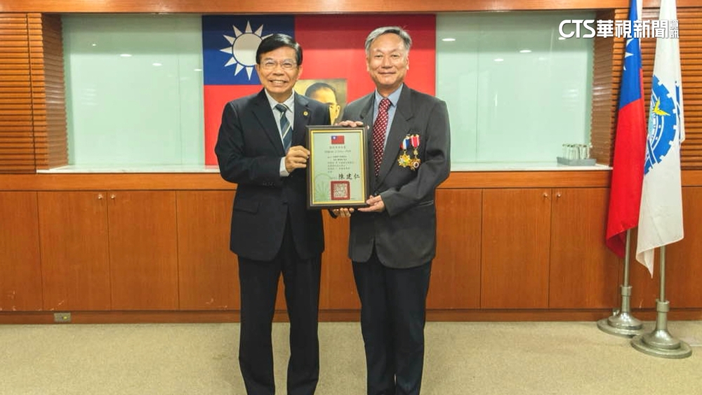 氣象局長鄭明典今最後一天上班！　退休PO「畢業照」