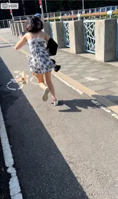 板橋女被陽傘戳到暴怒！ 當街脫對方裙子嗆：我也不是故意的