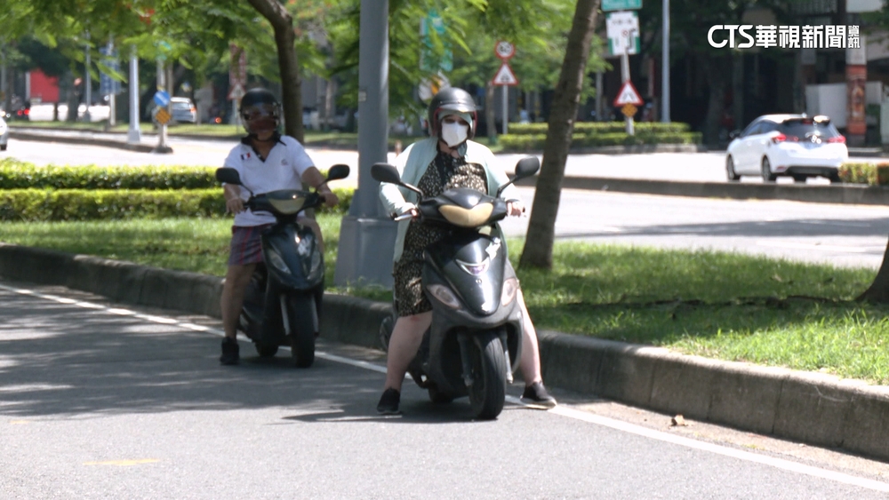 機車族躲陰影處遮陽　警盼開罰.交通部打槍