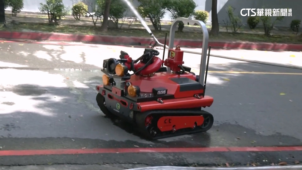 290公噸化學原料燃燒！　出動新科技器材救火