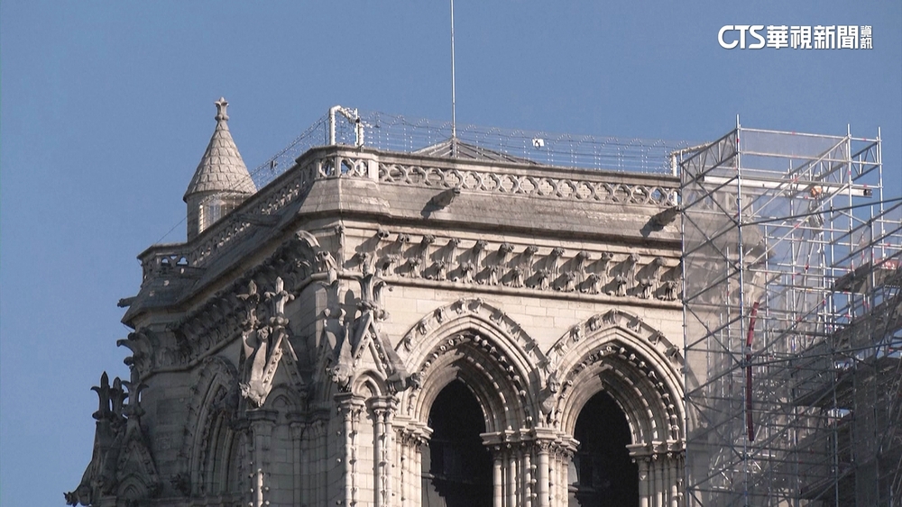 台藝術家朱振南作品贈法　水墨描繪聖母院之美