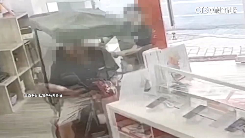 嘉義阿伯電動代步車失控　誤闖電信門市撞展示櫃