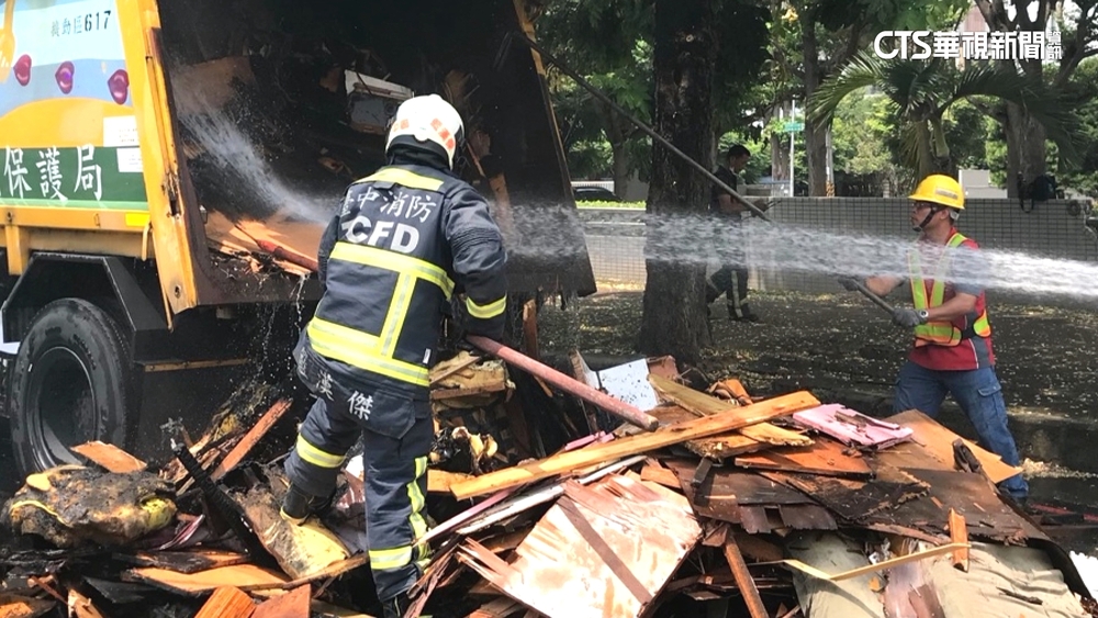 天熱驚魂？！載運廢棄木板　垃圾車後車斗突起火