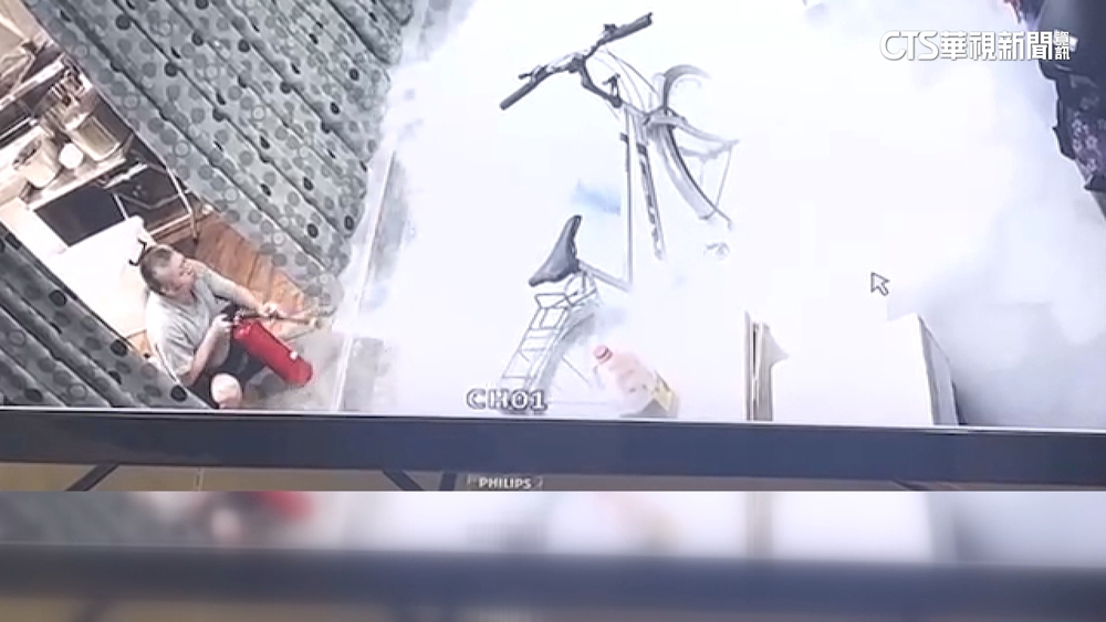 下雪？　餐廳歇業省回收費　店門口噴光3滅火器