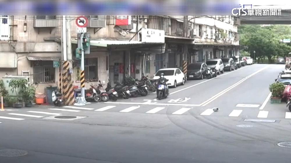 停等紅燈烤吐司機「從天降」！　騎士險遭砸