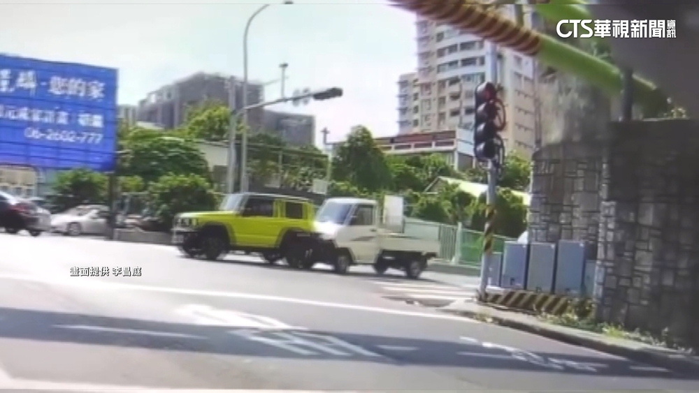禮讓救護車挨撞　暴紅款吉普車維修費可觀