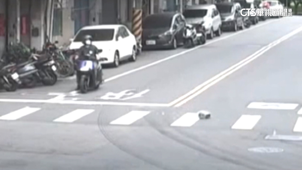 嚇壞！　烤吐司機「從天而降」　騎士停等紅燈險遭砸