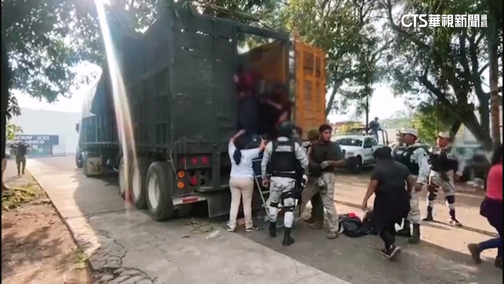 墨西哥查獲人蛇卡車　近200偷渡客險被燜死