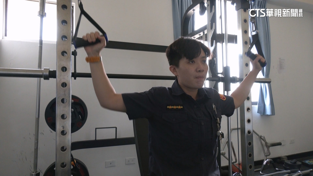 駕駛不甩交管加速硬闖　警肉身攔截吹哨逼退