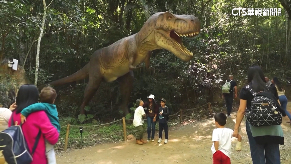 超逼真！巴西雨林恐龍樂園　宛如重現侏儸紀