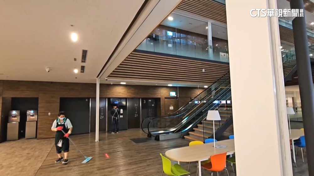 桃園總圖警報大響　民眾驚逃怨：只開小門