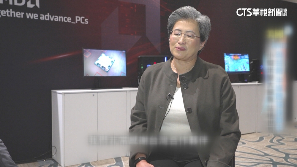 AMD蘇姿丰來了！　紫條紋POLO衫+牛仔褲登台