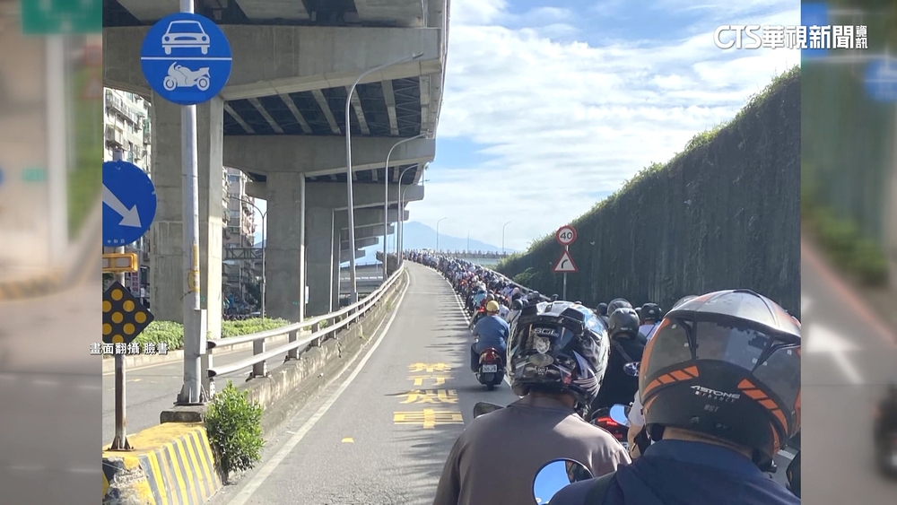 機車瀑布「上游照」曝光！　台北橋尖峰時刻塞滿車