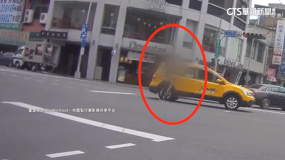 搭車不要命...　婦人闖路中央強攔行駛中小黃