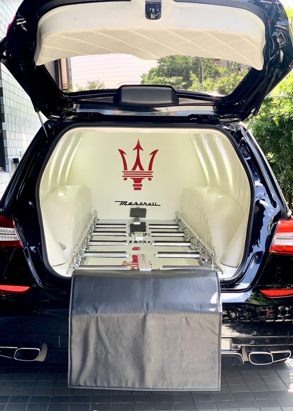 人生最後一哩路「超奢華」！瑪莎拉蒂靈車曝光　網驚：一生一定要躺一次