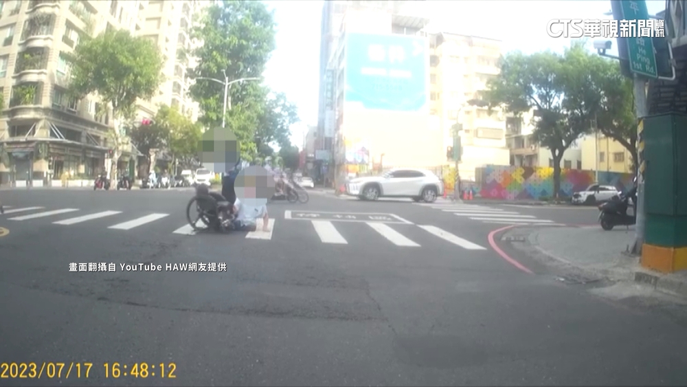 身障者過斑馬線輪椅卡坑慘摔　網轟：高雄坑洞多