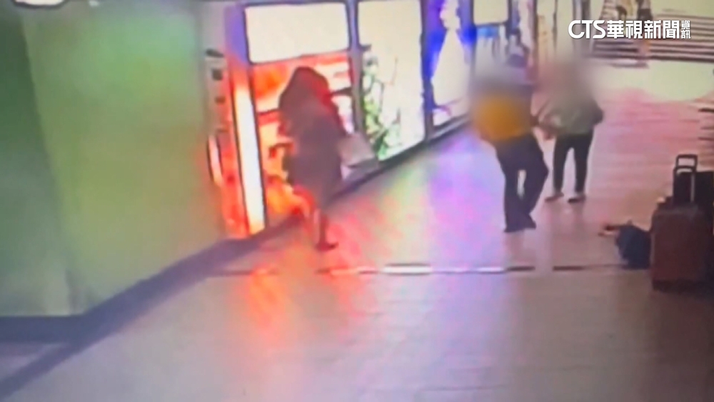 搭電梯爆衝突　女控遭老翁持拐杖追打