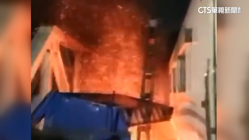 印尼火車撞大卡車　爆炸釀大火1乘客傷