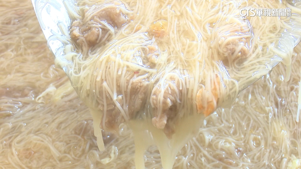 「怪」好吃！　牛排加番茄醬　麵線糊裝袋用喝的